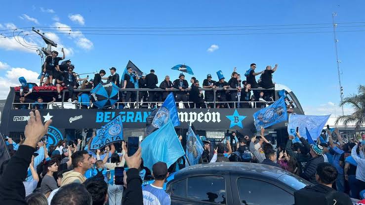 Belgrano celebró su título con una histórica caravana