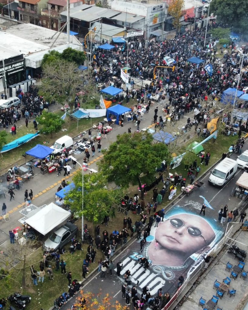 Más de 50 cuadras en la despedida al Indio Solari en Avellaneda
