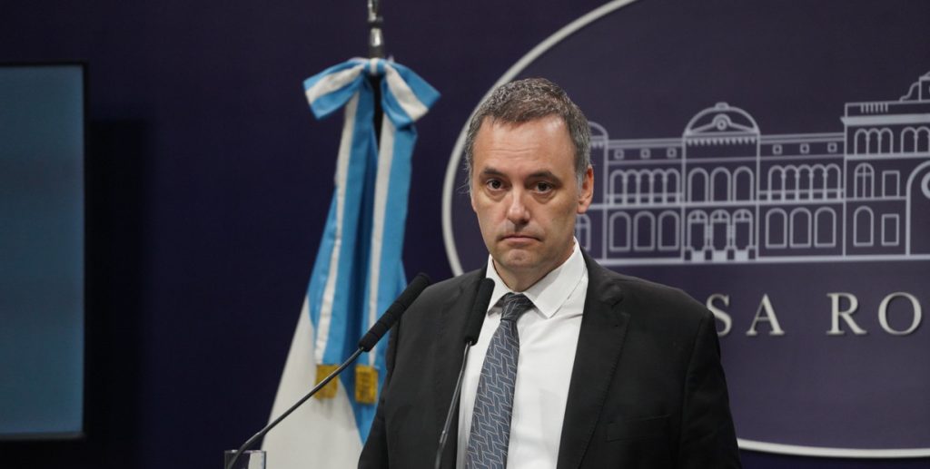 Tras meses de escándalo por su patrimonio, renunció el Jefe de Gabinete Manuel Adorni