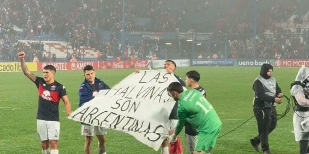 Tigre replicó a la Selección argentina con una bandera sobre las Islas Malvinas