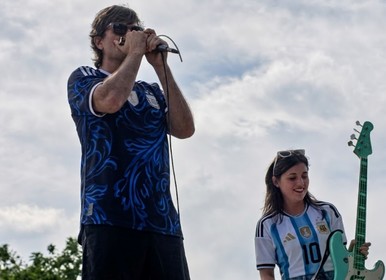 Banderazo en Miami: Ciro se subió al techo de un auto y cantó para los hinchas presentes