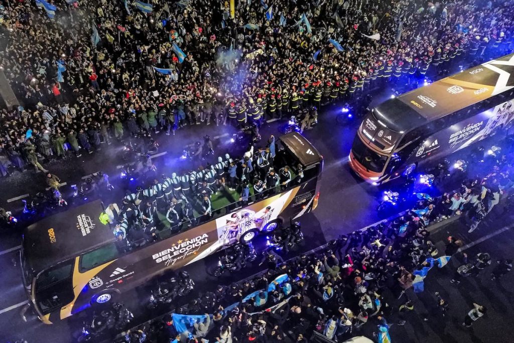 Multitudinario recibimiento a los jugadores de la Selección