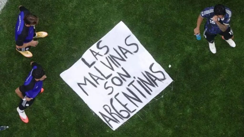 La historia de la bandera de Malvinas que terminó en manos de los jugadores argentinos