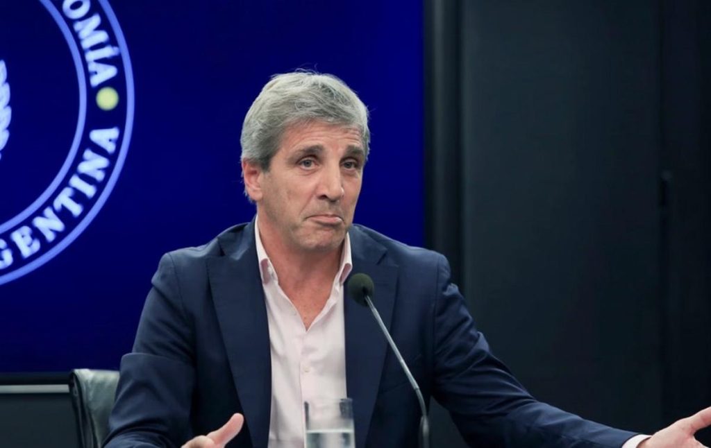 Caputo en modo electoral: “Les vamos a arrancar la cabeza como en octubre del año pasado”