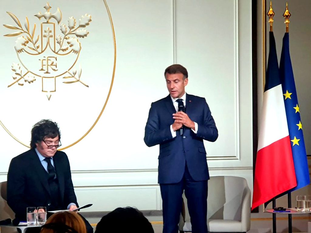 Macron recibió a Milei en el Palacio del Elíseo junto a gobernadores