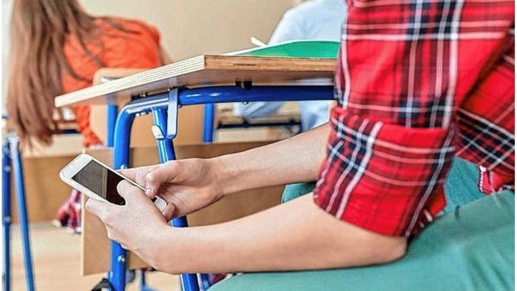Desde los colegios privados piden autonomía escolar tras la ley de prohibición de uso de celular en la Secundarias